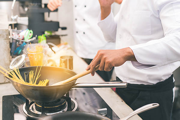 Chef préparant un plat en cuisine